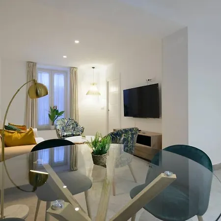 Ayres Apartment *