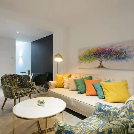 Ayres Apartment *