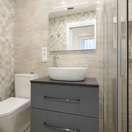 Ayres Apartment *