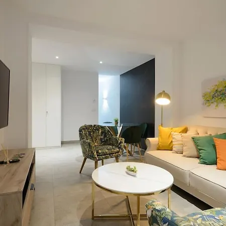 Ayres Apartment *