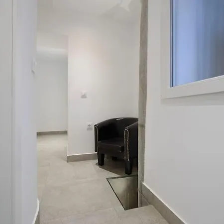 Ayres Apartment